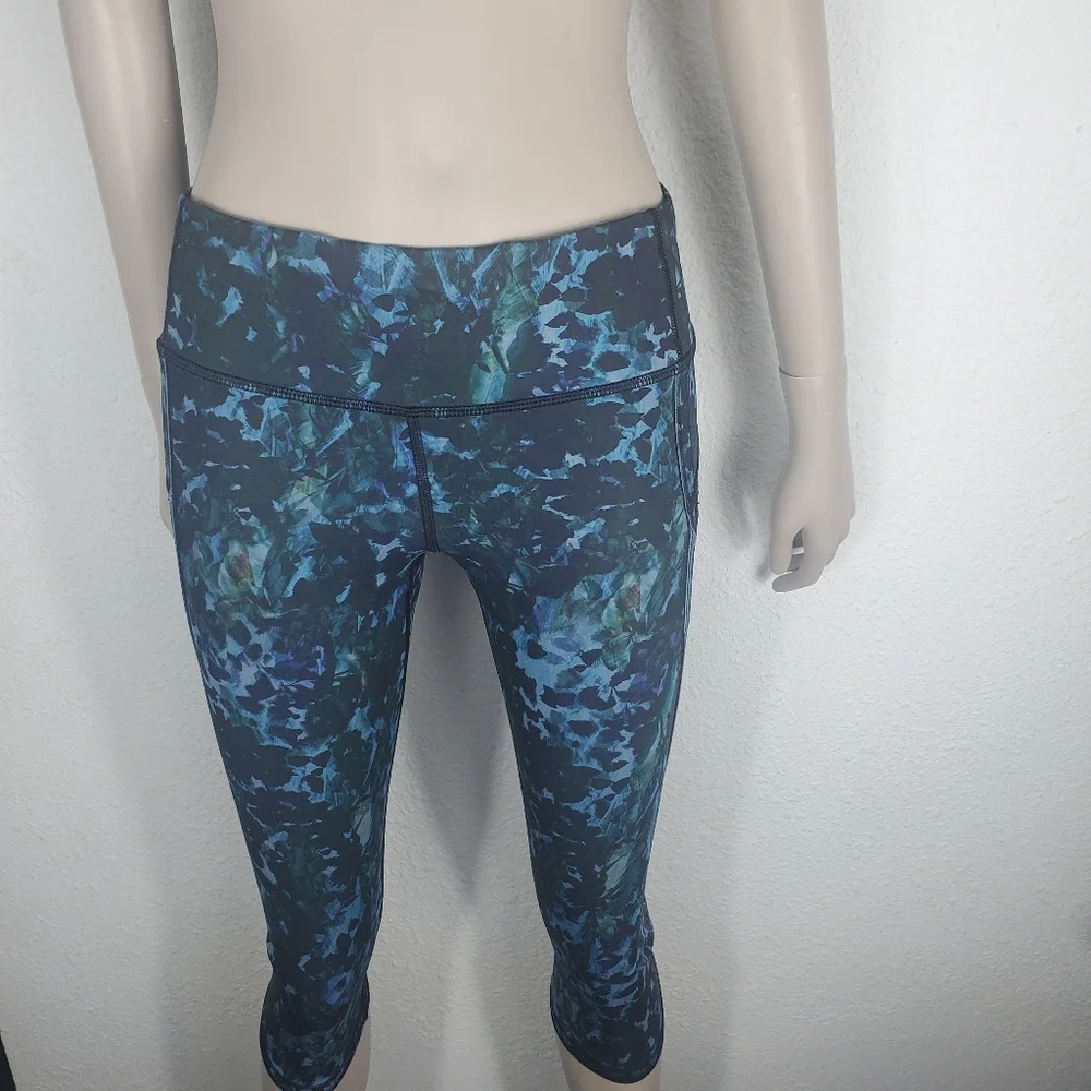 Lululemon multicolor women’s  crop leggings size 6